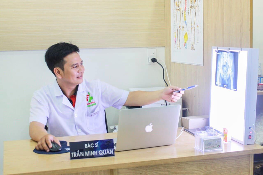 /uploads/1563969693-bac-si-quan-duoc-nhan-bang-khen-danh-gias.jpg
