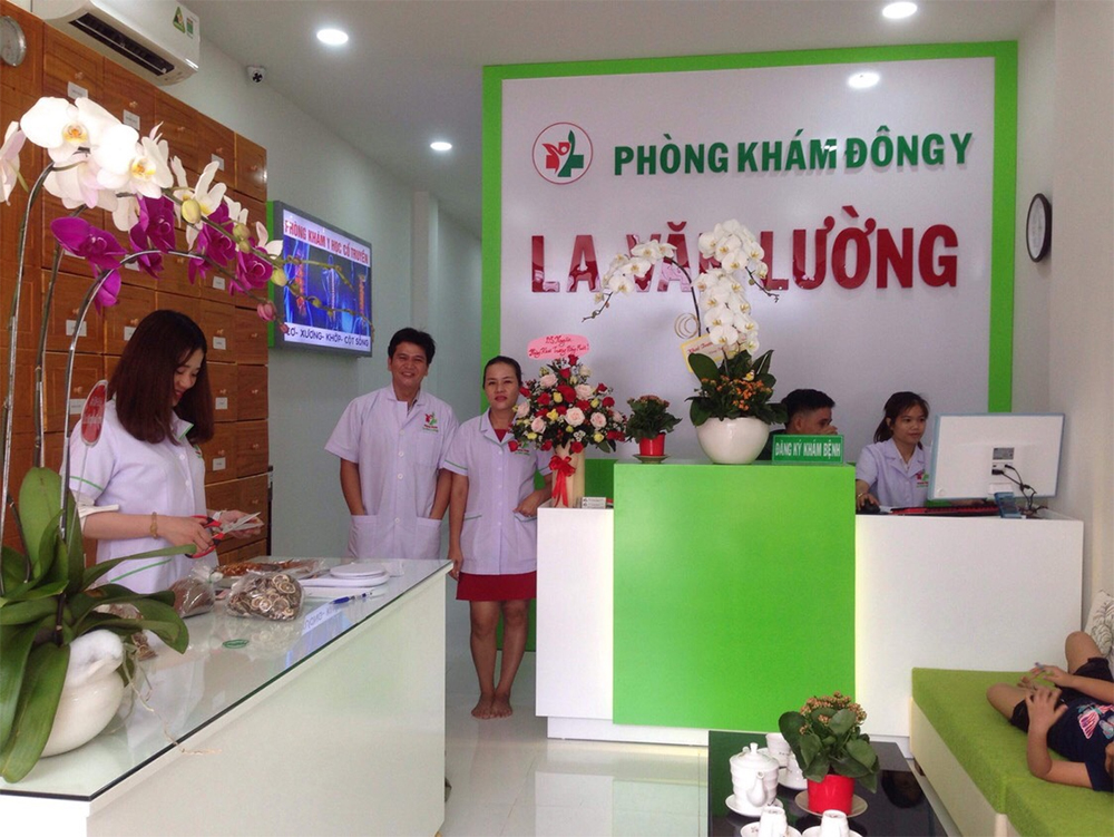 /uploads/1563971893-doi-ngu-y-ba-si-phong-kham.jpg
