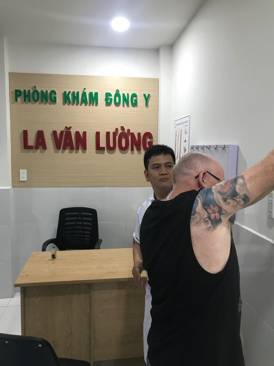 /uploads/1563974028-bac-si-quan-dieu-tri-thoai-hoa-khop-vai.jpg