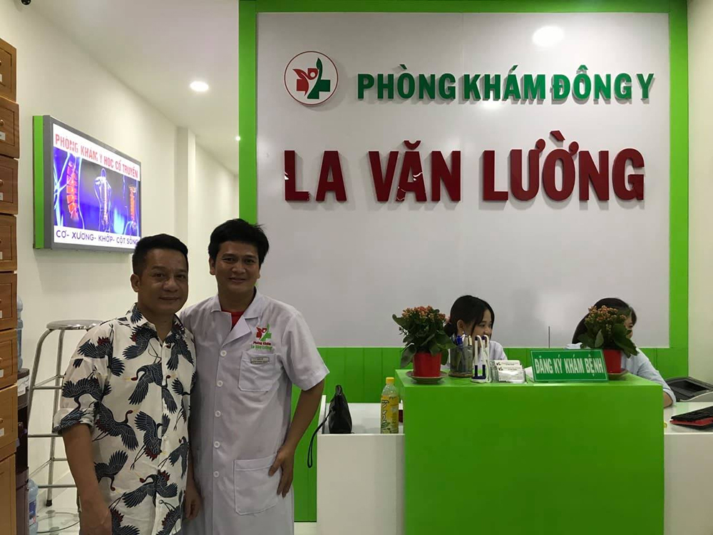 /uploads/1563975007-minh-nhi-den-phong-kham-lavanluong-dieu-tri-thoai-hoa-khop-co-chan.jpg